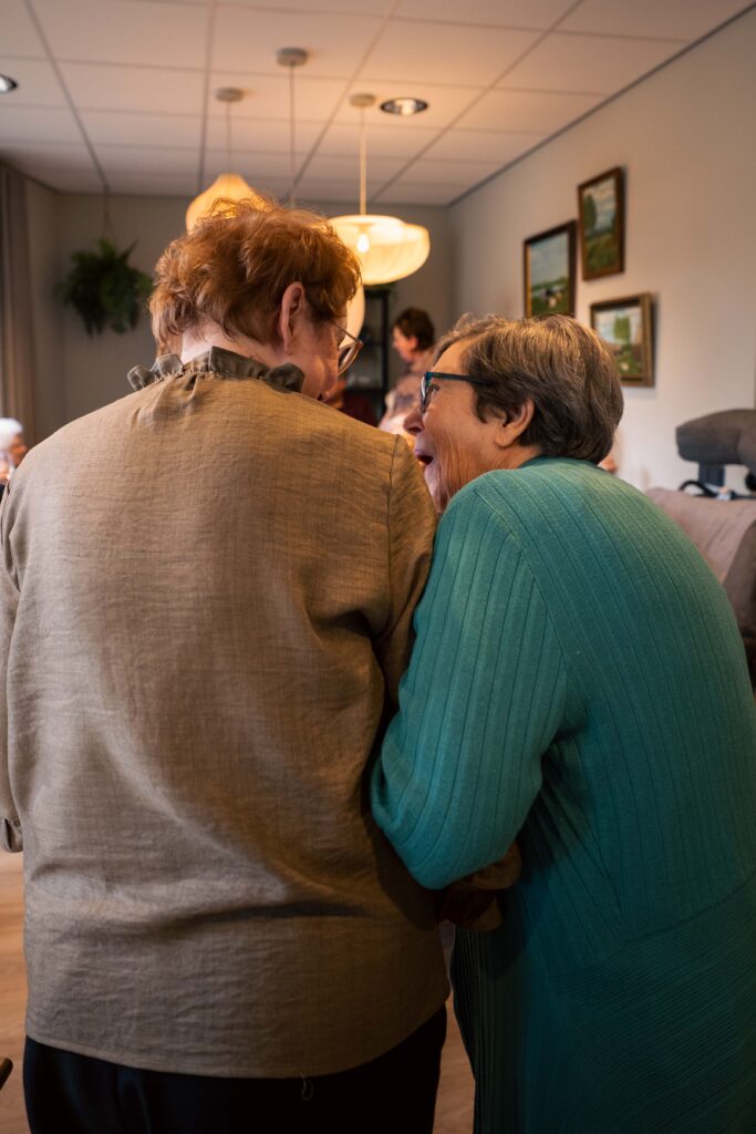 Patty samen met een bewoonster van Huize Moors bij de opening van de Tuinkamer.