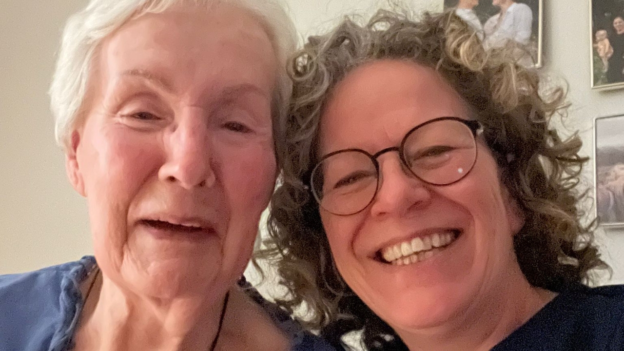 Anjo samen met een bewoner in de nacht - selfie.