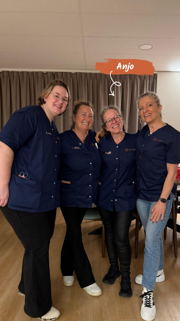 Anjo samen met haar collega's van de nachtdienst en Anja, bestuurder van Comfor, die een nachtje mee komt lopen.