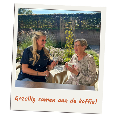 Maaike gezellig aan de koffie met een bewoonster.